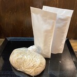 二葉 - お土産ラーメン◆具入りのスープと、麺のセットです。薬味はお好みでご用意ください。