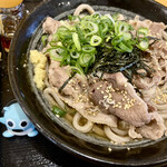 セルフうどん なりや本店 - 肉そばは肉多め　そばは季節限定