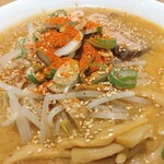 旭川ラーメン番外地 - 味噌ラーメン・もやしトッピング・脂少なめ（白胡麻、胡椒、一味唐辛子いっぱい）