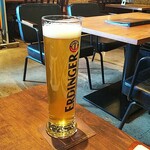 ステーキとドイツビール マーベリックス - エルディンガービールのレモンフレーバーはランチ注文価格で￥３５０ですが、容量は３３０mlでしたが、神泡のグラスより大きいので神泡のグラスは何ミリリットル入るのかな？