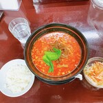 若丸屋 - 料理の全容です。ご飯少なめをお願いしました。