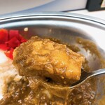 丸青食堂 - カレーのお肉アップ