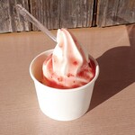 山村乳業 - 冷凍ぷりんソフトさんの日。いちごソースかけで。めっちゃ旨。