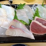 Tsuribito izakaya kawana - 刺し盛り700円（あいなめ、黒ソイ、イシナギ、カンパチ、湯がきマグロ）