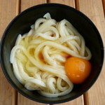 須崎食料品店 - 温かいうどん+生卵（H25.6）