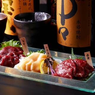 [Proud item] Assorted horse sashimi from Kumamoto with sweet soy sauce from Kyushu.