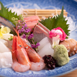 Cheers with fresh sashimi and seasonal obanzai. You can enjoy it even during lunch time.