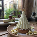 森森舎 - クリスマスツリーのホワイトチョコタルトと和栗のチーズケーキ　