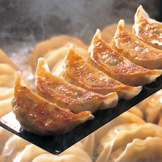 The famous crunchy Gyoza / Dumpling is a must-try! Great value 2-hour all-you-can-drink course is also available◎