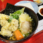 谷川天狗堂 - 山菜の天ぷらがたっぷり入った山菜うどん。