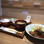 白金食堂 Estate - ◆豚肉と茄子の味噌炒めをチョイス。小鉢3品とご飯、お味噌汁、コーヒーまたは紅茶1杯付。