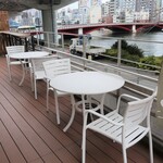 Quebom! Riverside Cafe e Bar - テラス席。