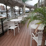 Quebom! Riverside Cafe e Bar - テラス席は南国チック。夏は最高だね！
