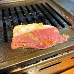 焼肉家 てっちゃん - アブシン（塩）脂部分から焼く。