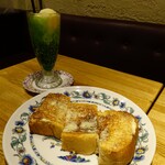 珈琲館 紅鹿舎 - バタートーストの単品とクリームソーダ