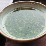茶の文化館 - お湯を注ぎ待ちます。