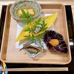 うなぎと炭焼 久松 - 前菜盛り
      あんかけ出汁巻玉子、セリと白魚、キンカンの甘露煮、うなぎの骨せんべい