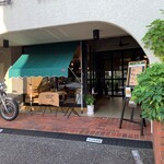 Cafe Garage Bento - グリーンの日除けとバイクが目印