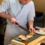 日本料理FUJI - あさはた蓮根の霞揚げをカット