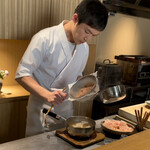 日本料理FUJI - 一番出汁を濾す