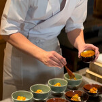 日本料理FUJI - どうまん蟹を盛り付け