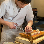 日本料理FUJI - 松笠仕上げと皮目を鋏でカット