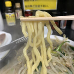 ミヤビ - 太麺の箸上げ。