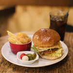 イーストヴィレッジ - 1650円：①：ベーコンエッグバーガー、②：ポテト3種、③：ピクスル3種