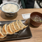 Nikujiru Gyouza No Dandadan - 餃子にはご飯を欠かさない息子