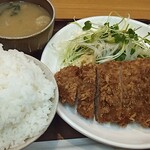 定食屋　イワイ - ロースカツ定食。これで680円は安過ぎ