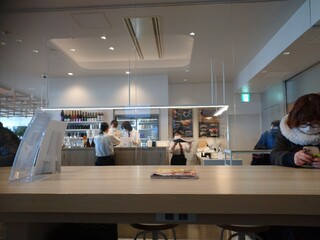 Aburi TORA 熟成鮨と炙り鮨 - お洒落レストランみたい    待合の テーブル