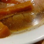 煮干し中華そば 一剣 - 表面層の脂