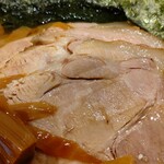 煮干し中華そば 一剣 - 一面のチャーシュー