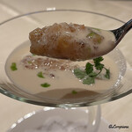 プチレストラン ブーケ・ド・フランス - 帆立貝柱に螺貝にコンソメジュレ､玉ねぎのブルーテ､菠薐草のカプチーノ仕立て