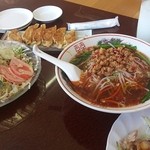 鴻運 - 餃子、サラダ、台湾ラーメン