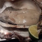 一会 - 岩牡蠣・・・写真ではわかりにくいのですが、すごく大きい！　750円