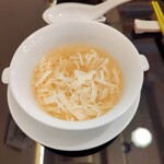 茗圃 - 湯葉がたっぷり入った干し貝柱の出汁の優しいスープ