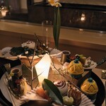 銀座 しのはら - 今宵の八寸はお店の電気を消して。八寸がお皿の光に浮かびます。