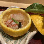 銀座 しのはら - 紅白なます、車海老、帆立貝柱、芽甘草
      水前寺のりの土佐酢煮凝りジュレ掛け
      三宝柑の器で