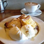 カワカミ コーヒー ロースター - フレンチトーストとカフェラテ　初めてカワカミさんで並ばんと入れた。