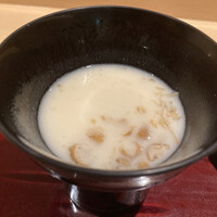 銀座 しのはら - 蓬餅の白味噌椀
                      なめこと笹掻き牛蒡を散らして