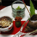 入舟 - ばい貝、たにし、たけのこを牛肉で巻いたもの、もろきゅう