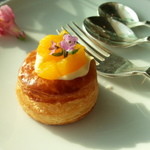 オリエンタルラウンジ - お花の咲いたパイ