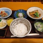 双寿 - 平目造りとさば味噌煮の日替わり膳