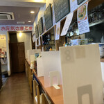 Sanukino Oudon Hanahasaku - 店内雰囲気　右カウンター席  左にテーブル席