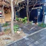 割烹 八幡家 - アイトピア通りから入った路地裏にありますミャ。たくさんのねこさん！