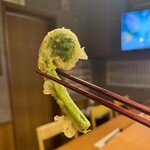 鮮魚と鰻 清流満月 野毛 - こごみの天麩羅