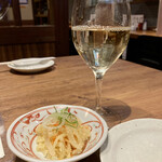 Sumibi Kushiyaki Hideya - お通しとグラスの白ワイン