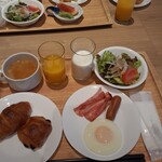 ゴトウ ツバキ ホテル - 野菜スープにサラダ、クロワッサンとパン・オ・ショコラ、目玉焼きにベーコンとウインナー、オレンジジュース、ミルク