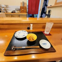 赤吉 - カウンター席で、先付けと芋焼酎ソーダ割り